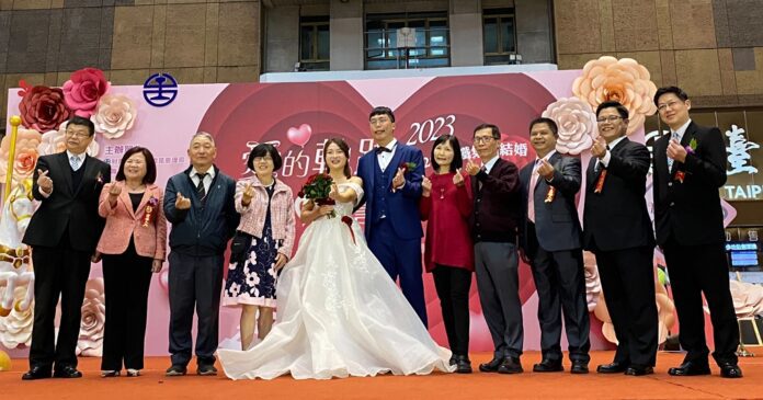 112年臺鐵集團結婚典禮，新人代表與來賓合影（記者黃楸玲／攝影）