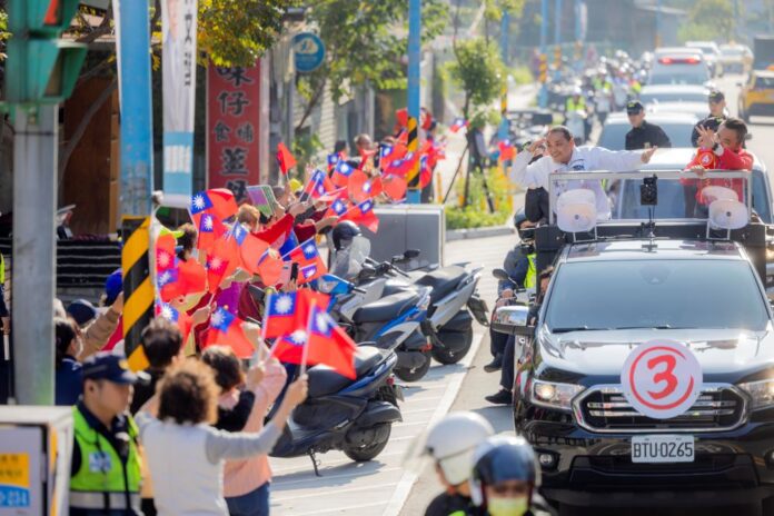 《圖說》侯友宜車掃新北，支持者沿路擠得密密麻麻。〈侯辦提供〉