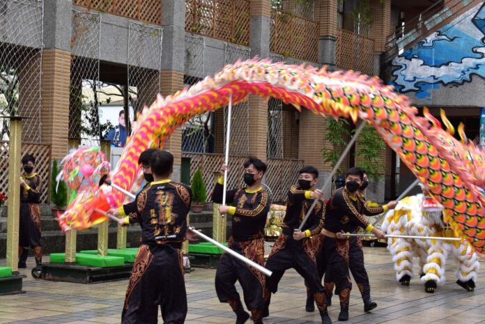 《圖說》新春舞龍舞獅熱鬧開園。〈客家局提供〉