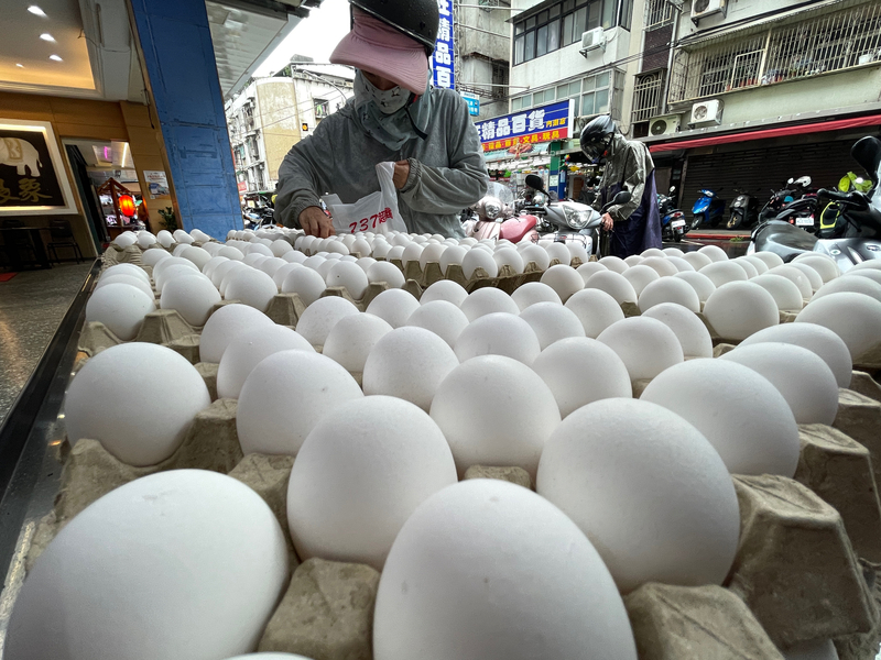 近日雞蛋產地價再降新台幣3元，因應蛋價調整，量販、超市雞蛋紛紛降價。圖為台北市民眾14日在商店購買散裝雞蛋。 圖／中央社 