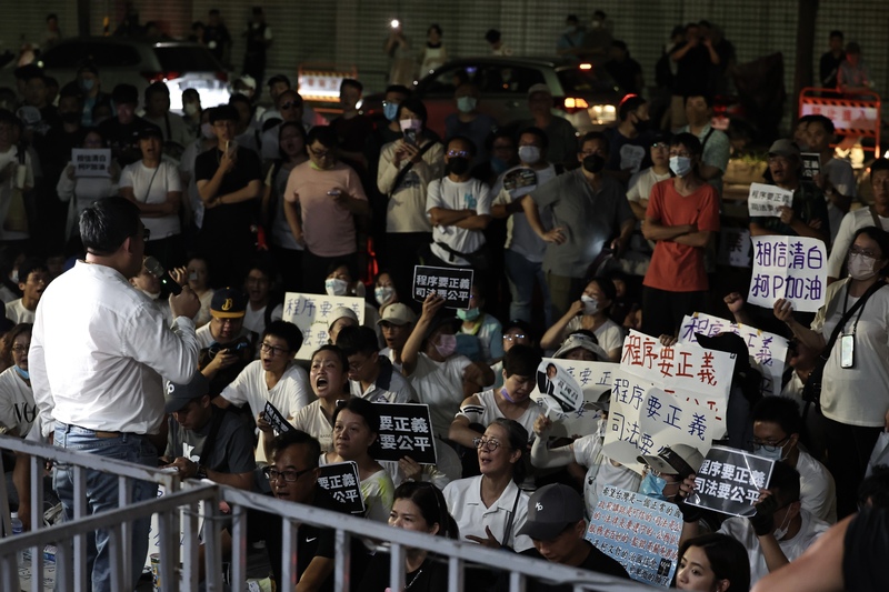 檢廉偵辦京華城案，台北地檢署檢察官31日訊後向法院聲押禁見前台北市長柯文哲，後續北院將再召開羈押庭審理。北檢外支持群眾晚間仍未散去，現場不時傳來為柯文哲聲援的口號聲。 圖／中央社 