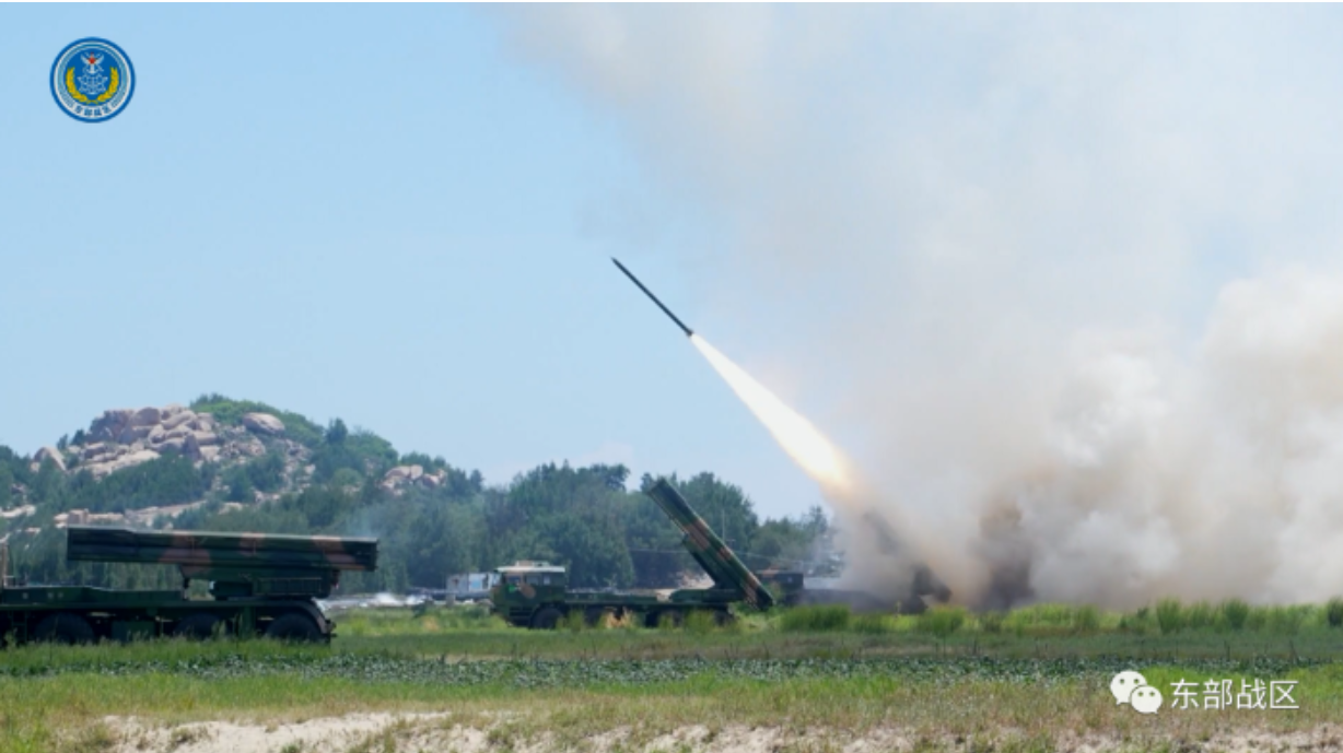 2022年8月4日，共軍對台灣周邊海空域展開「封鎖」軍演，點為東部戰區火箭軍向東南海域發射飛彈。圖/取自中國軍網 