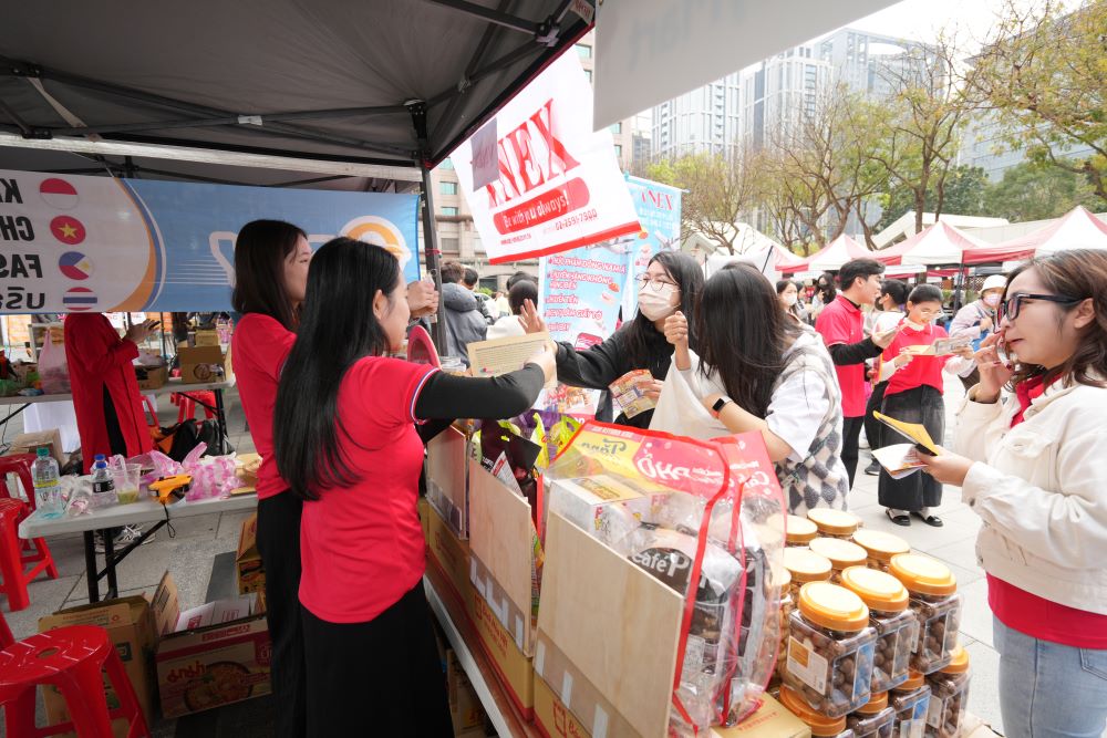 《圖說》現場攤位各式家鄉美食應有盡有。〈勞工局提供〉