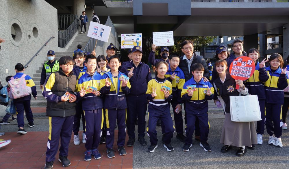 《圖說》板橋分局開學日「護童專案」行動，分局長林泰裕一大早率隊帶領前往轄內中山國小慰問學童。〈板橋分局提供〉