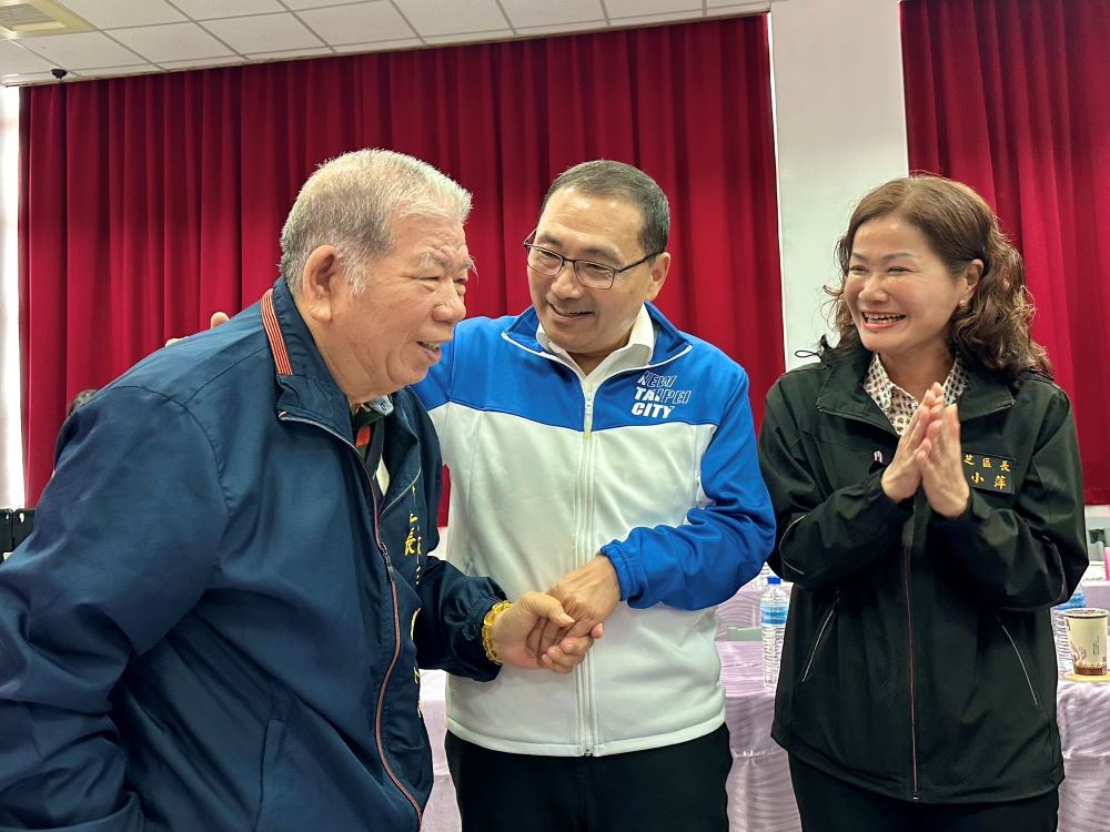 《圖說》今日恰逢三芝區福德里長郭萬和〈左〉74歲生日，市長侯友宜與三芝區長賴小萍〈右〉齊唱生日快樂歌獻上祝福。〈民政局提供〉