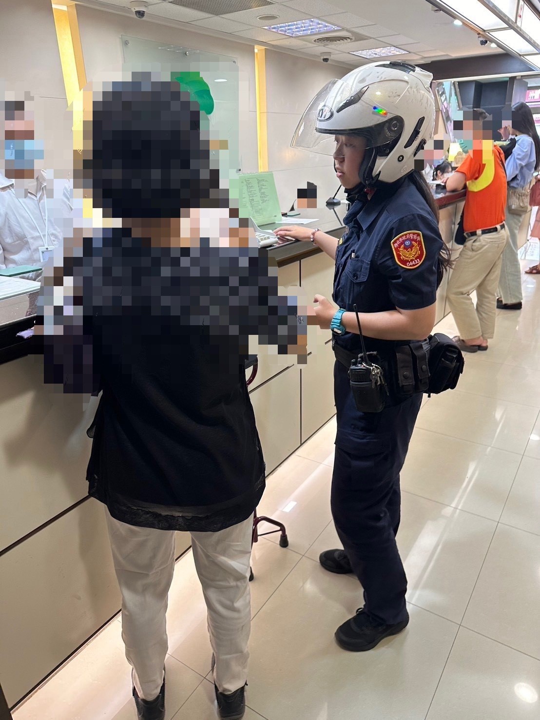 《圖說》新北警與金融機構合作,共同防止臨櫃詐騙。〈警察局提供〉